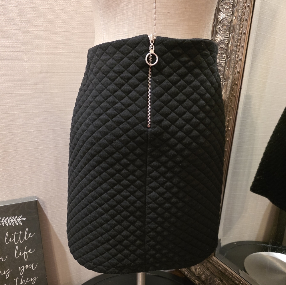 gb Fashion London • Quilted Black Mini Skirt. Sz LG.